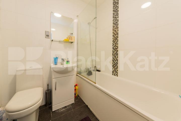 Bright and airy 3 bedroom property with a spacious lounge Hillmarton Road, Islington 